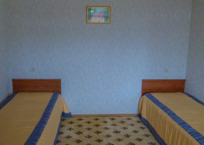 Двухкомнатный двухместный номер с балконом в санатории Кавказ в городе Кисловодске - фотография