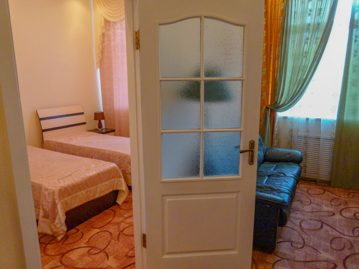 Двухкомнатный двухместный номер без балкона в санатории Кавказ в городе Кисловодске - фотография