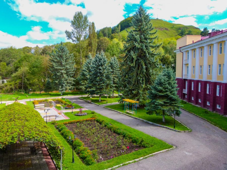 Территория в санатории Кавказ в городе Кисловодске - фотография