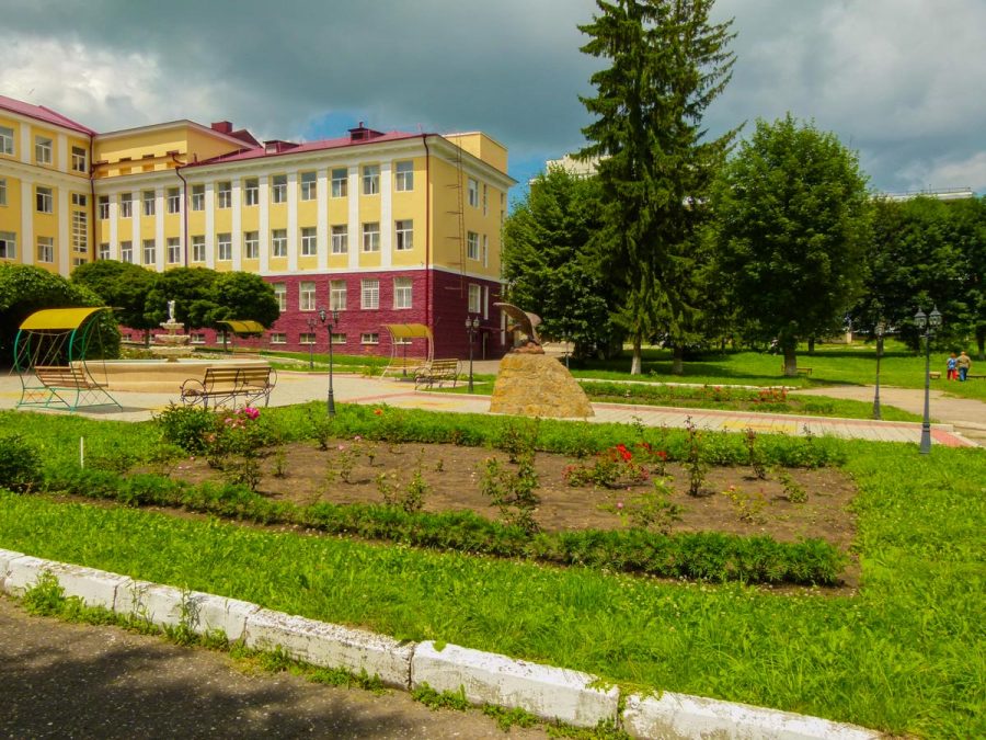 Территория в санатории Кавказ в городе Кисловодске - фотография