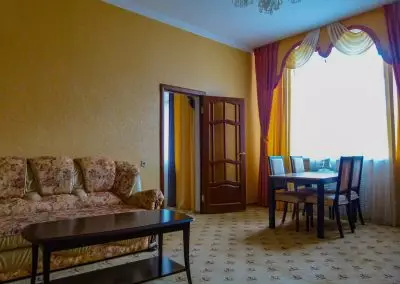 Двухкомнатный двухместный номер с балконом в санатории Кавказ в городе Кисловодске - фотография