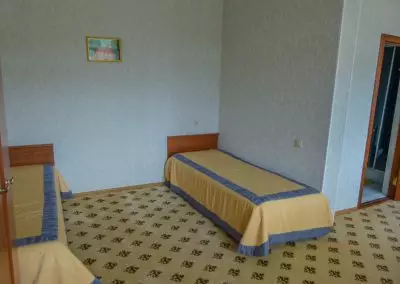 Двухкомнатный двухместный номер с балконом в санатории Кавказ в городе Кисловодске - фотография