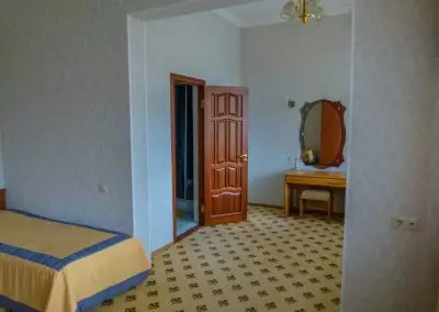 Двухкомнатный двухместный номер с балконом в санатории Кавказ в городе Кисловодске - фотография