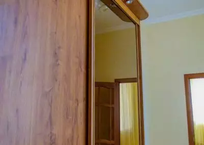 Двухкомнатный двухместный номер с балконом в санатории Кавказ в городе Кисловодске - фотография