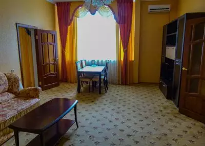 Двухкомнатный двухместный номер с балконом в санатории Кавказ в городе Кисловодске - фотография