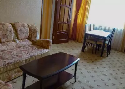 Двухкомнатный двухместный номер с балконом в санатории Кавказ в городе Кисловодске - фотография