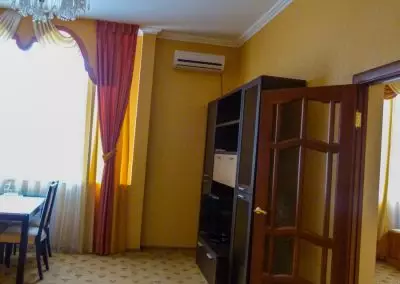 Двухкомнатный двухместный номер с балконом в санатории Кавказ в городе Кисловодске - фотография