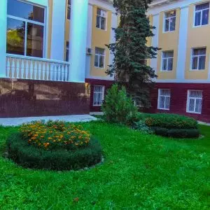 Территория в санатории Кавказ в городе Кисловодске - фотография