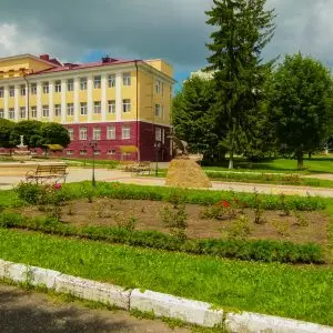 Территория в санатории Кавказ в городе Кисловодске - фотография