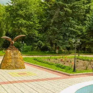 Территория в санатории Кавказ в городе Кисловодске - фотография