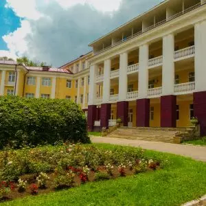 Территория в санатории Кавказ в городе Кисловодске - фотография